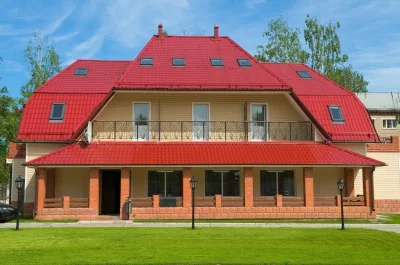 Здание гостиницы «Северный Двор» в посёлке Северный.
