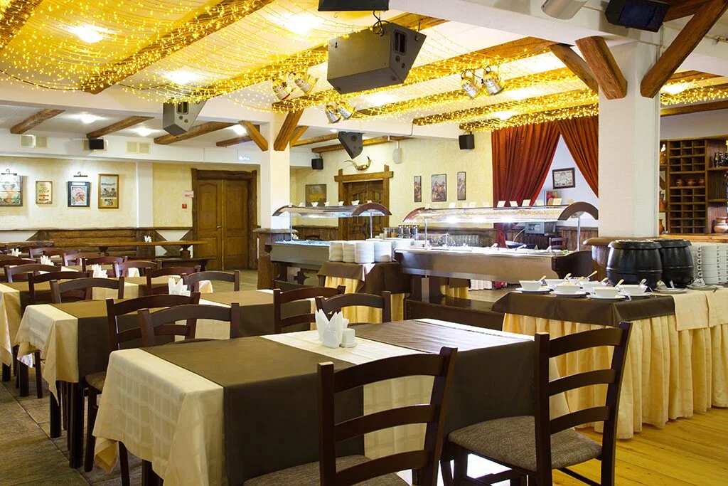 Зал ресторана «Дикий-Дикий Запад» в Country Resort.